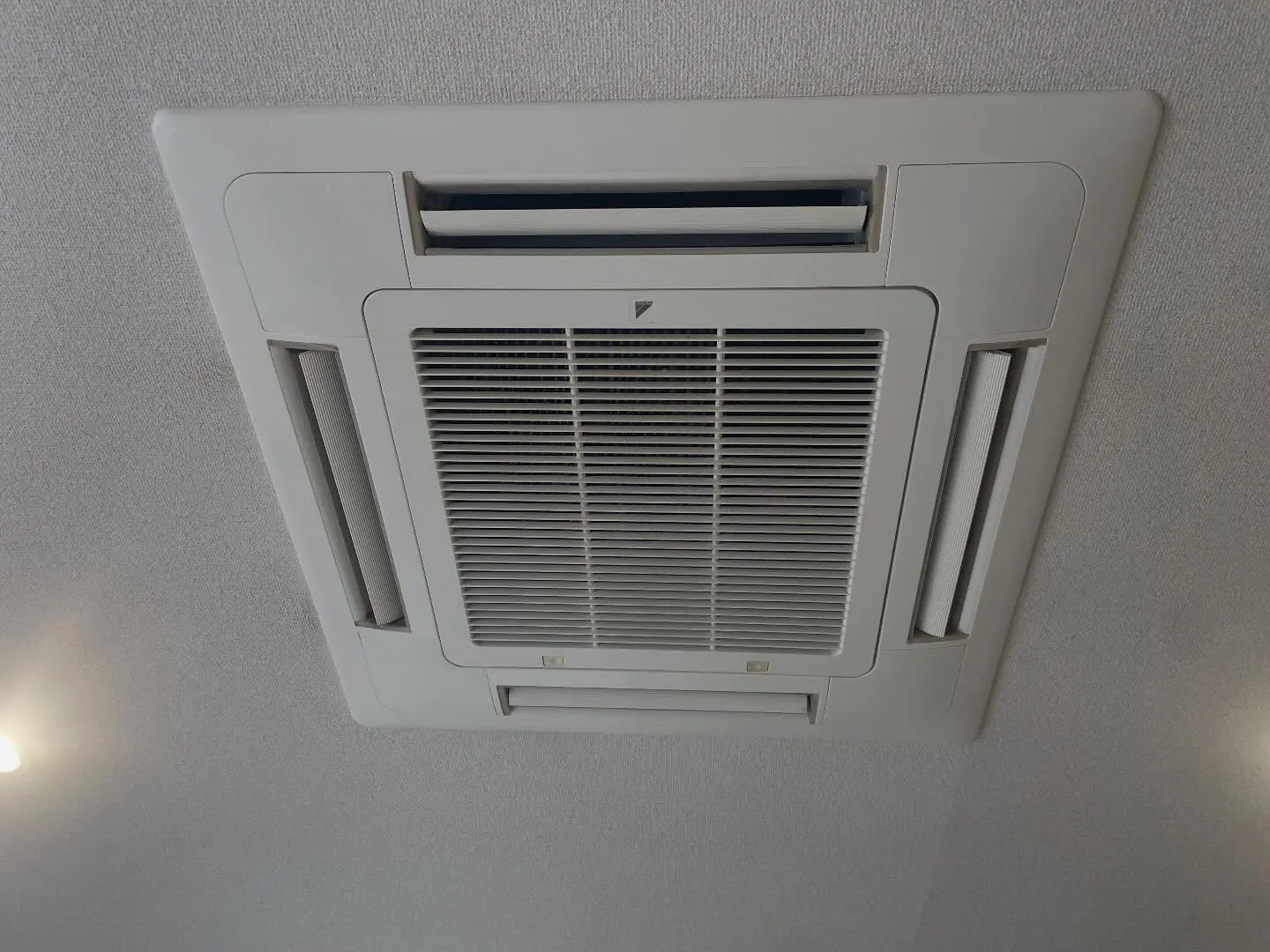 本日は家庭用天井埋め込み4方向エアコンのクリーニングをさせて...